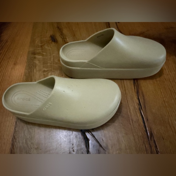 Crocs Beige Slip-On Platform Clogs, Some Wear, Size 10 - Picture 6 of 10